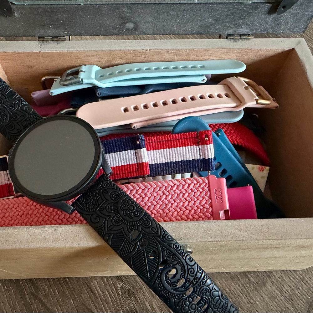 Samsung Galaxy 6 Watch with 39 Bands!